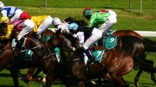 Dave Orton presents live French racing from Fontainebleau and Compiegne.