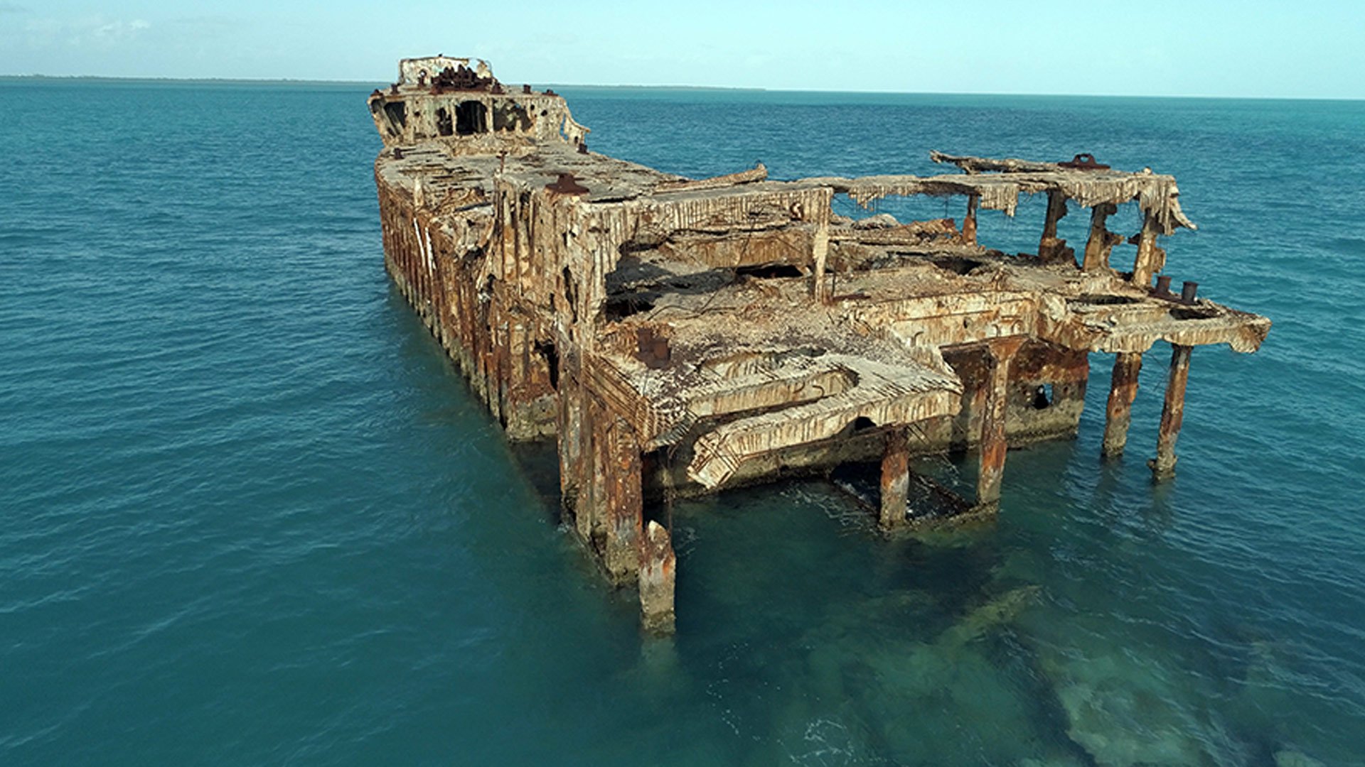 Кильдин остров и затонувшее судно