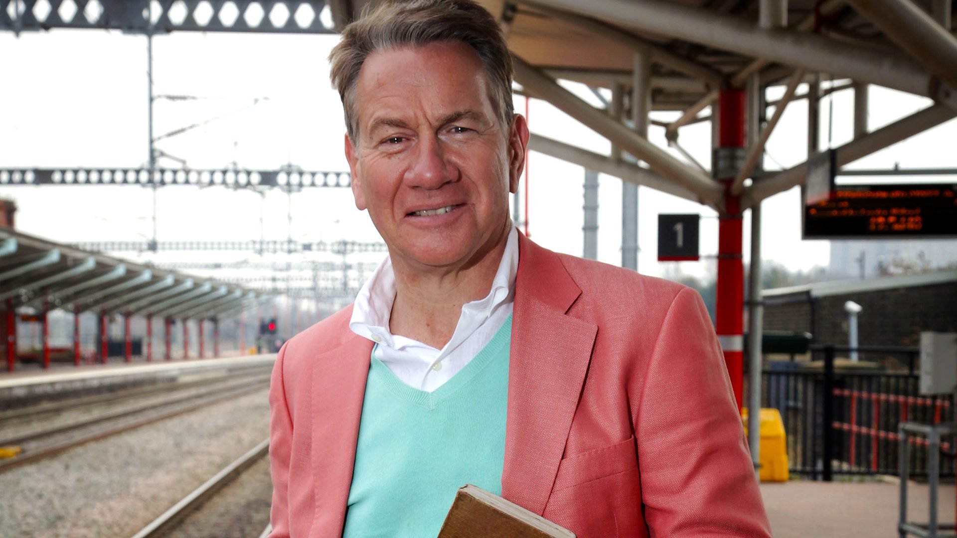 Передачи про путешествия. Great British Railway Journeys сериал. Передачи про путешествия  ВВС. Ведущий передачи о путешествиях молодой. Передача про путешествия по 2 каналу в 2010-2016.