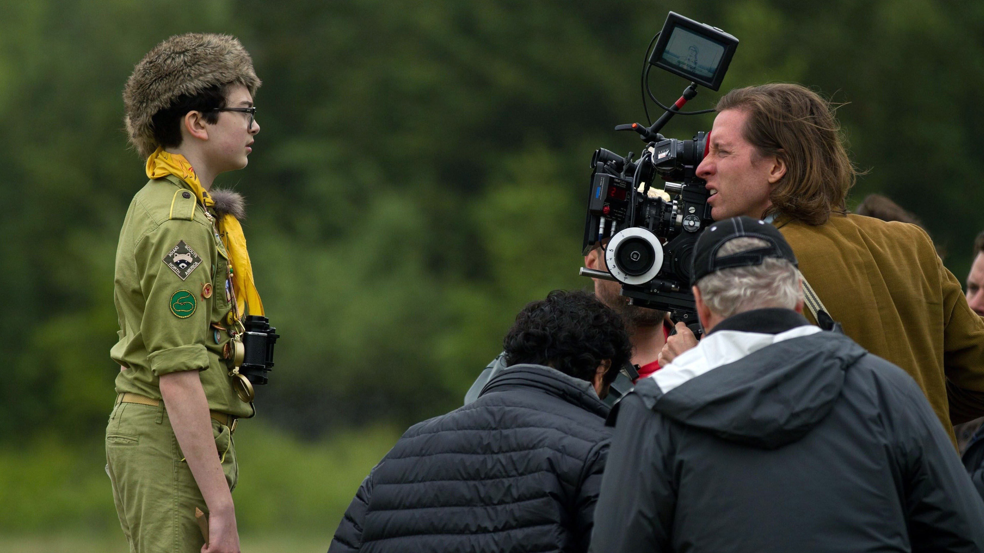 Фото снята. Уэс Андерсон королевство полной Луны. Королевство полной Луны Moonrise Kingdom 2012. Уэс Андерсон фильм королевство полной Луны. Уэс Андерсон на съемках.