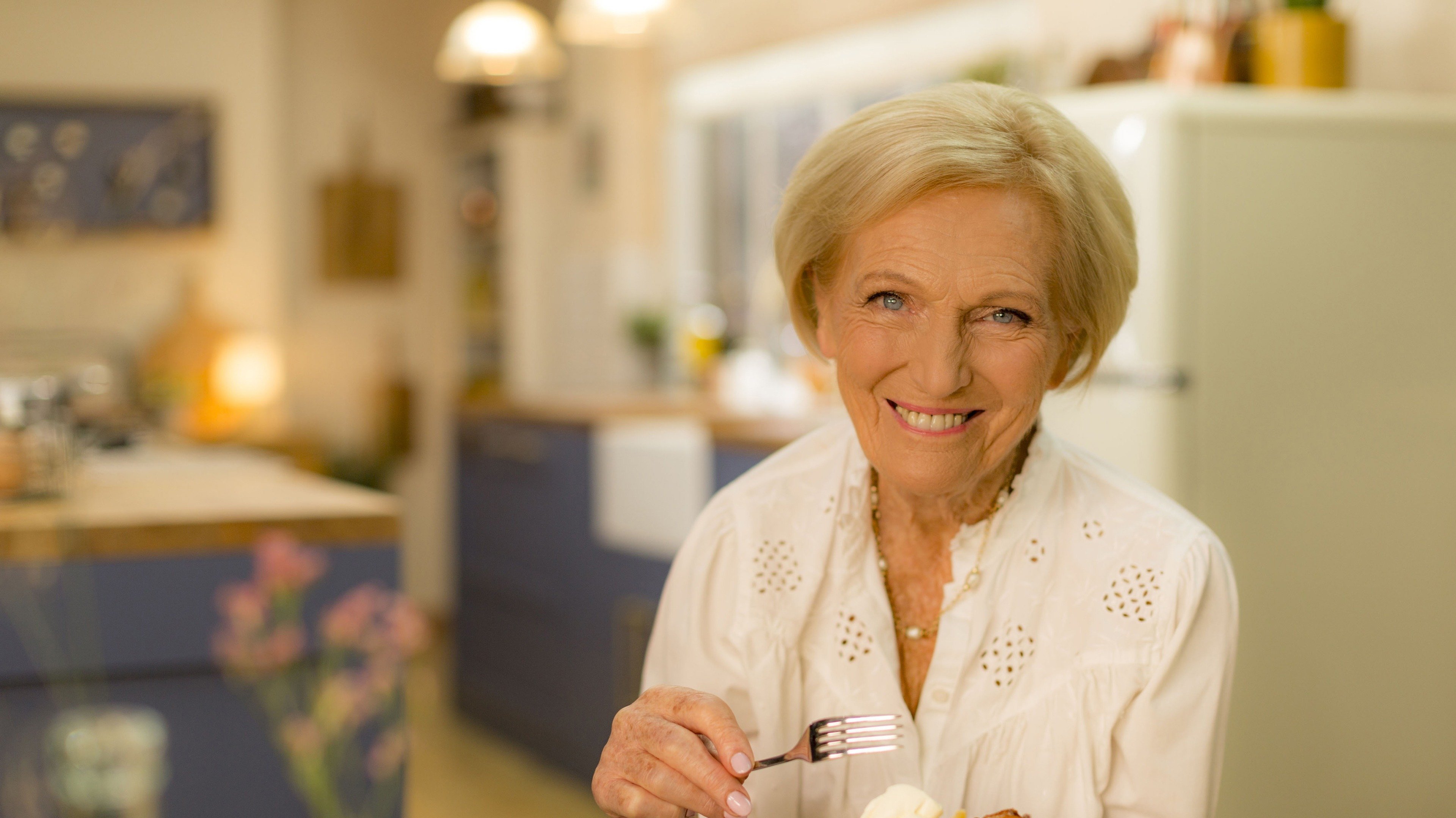 She is mary. Мэри Бэрри. Жижа мери Бэри Мэри Бэрри. Mary Berry роза. Мэри ку певица.