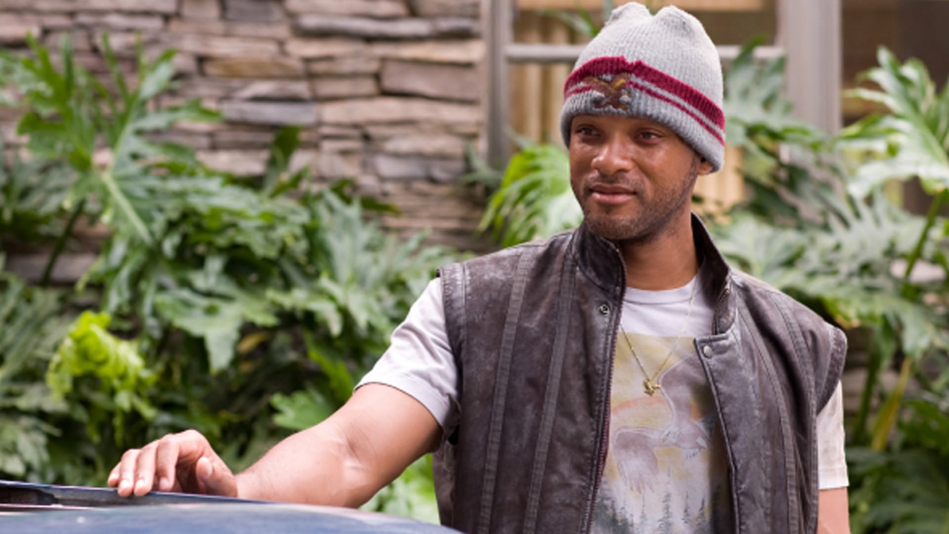 человек держит машину