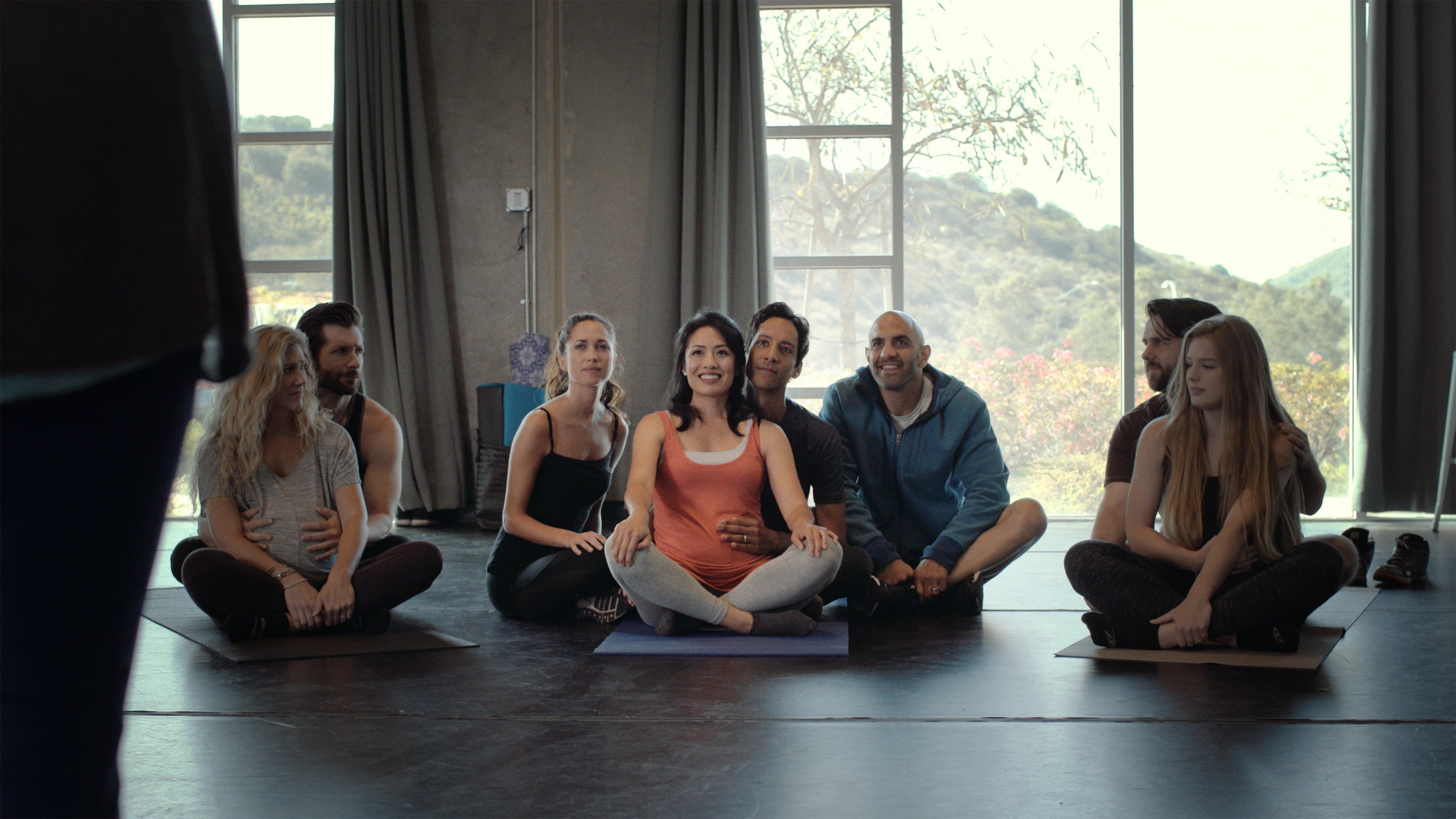 Фотосессия группы людей. Популяризировать свою команду. Среди четверых. Русский трейлер. Четверо мужчин.