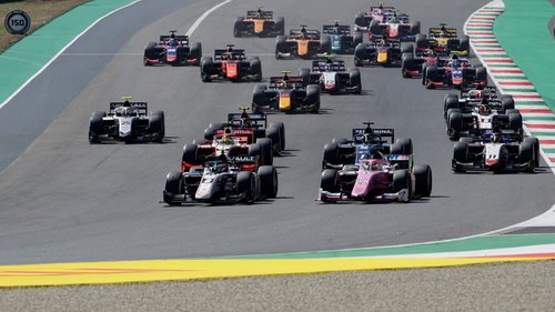 Race weekend for the F2 drivers reaches its end at Silverstone with a Feature Race. Isack Hadjar occupies pole after capitalising on title rival Paul Aron's error in qualifying. (07.07)