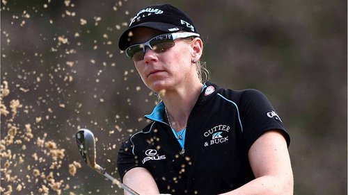 Professional golfers give advice on how to improve your game from the tee to the green. Here, golf star Annika Sörenstam gives advice on improving your bunker play.