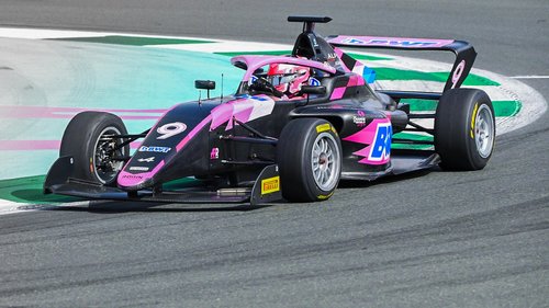 The concluding race of the 2024 F1 Academy weekend at Miami International Autodrome starts here. Pole-sitter Abbi Pulling targets her second race win of the weekend. (05.05)