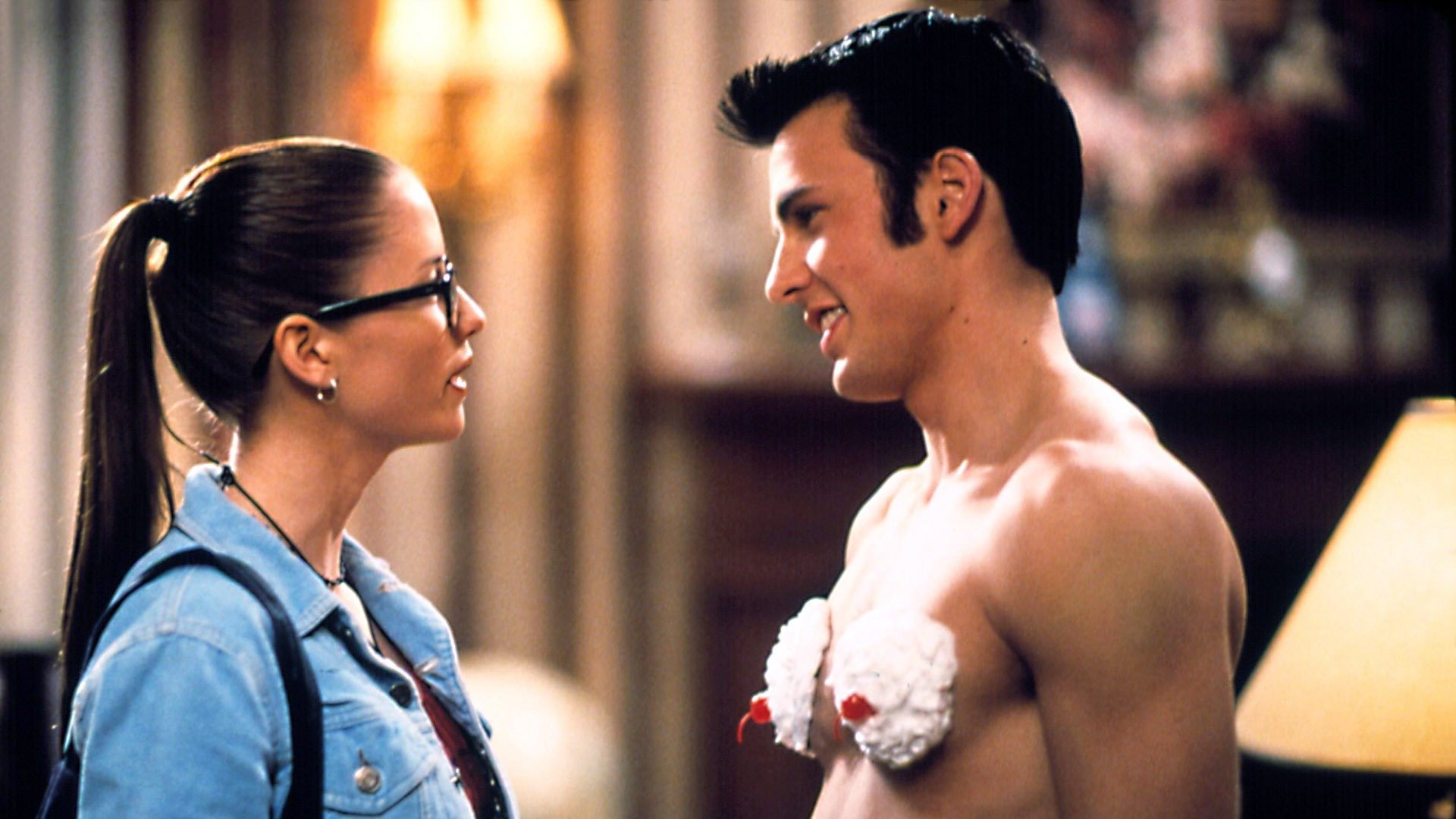 A jock sets out to turn a bespectacled artist into a prom queen in this Sca...